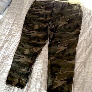 D. Jeans Size 22w Camouflage Skinny Pants